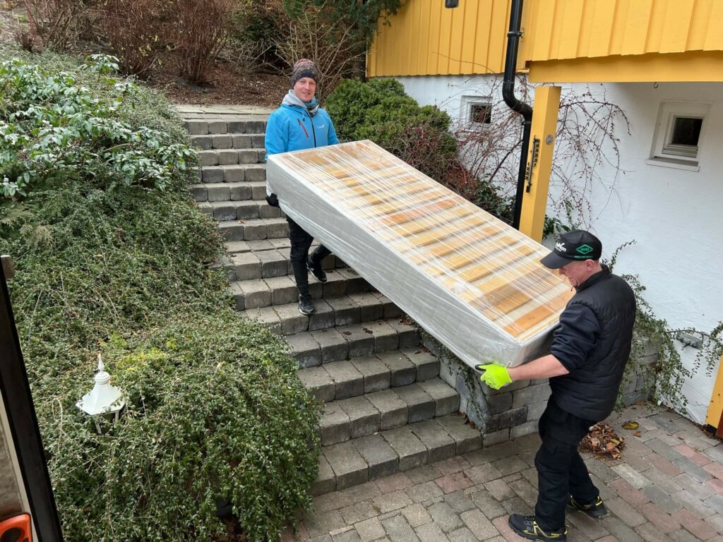 bærer opp en trapp