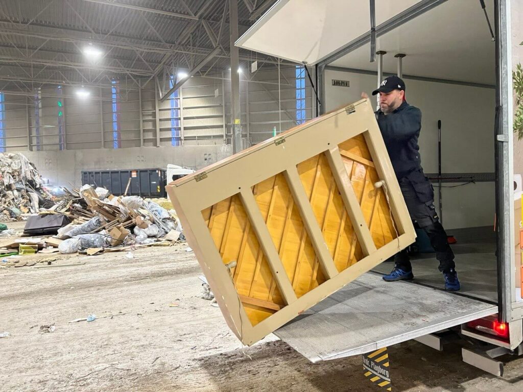 Utfører sortering, rydding og bortkjøring av søppel under flytting. Avfallet havner korrekt på gjenvinningsstasjonen.