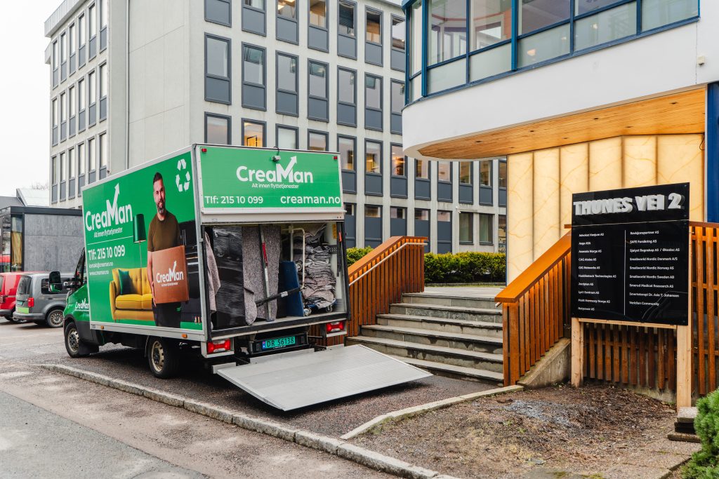 Profesjonell kontorflytting Oslo - møbler og utstyr transporteres trygt av erfarne flyttere