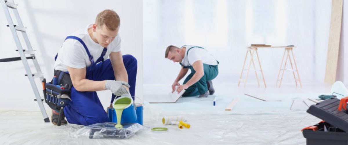 two-painters-painting-the-wall-PZK6JRK-scaled Malere